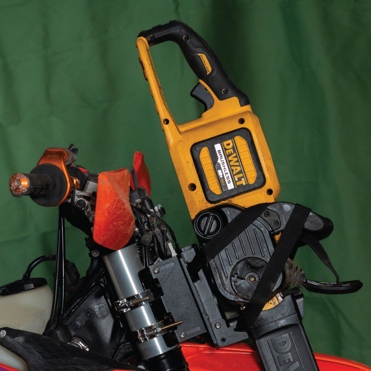 CHAINSAW MOUNT