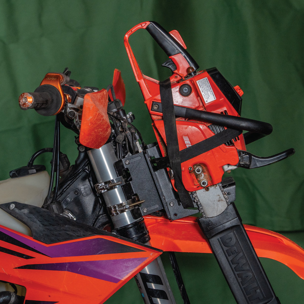 CHAINSAW MOUNT